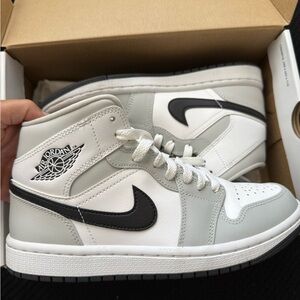 Jordan WMNS Air Jordan 1 Mid in Grey Fog and Black
